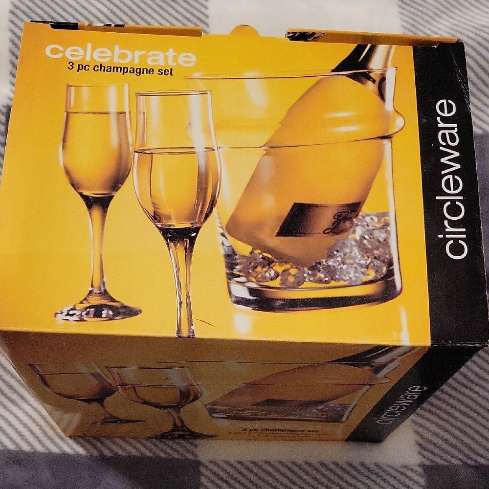 NIB Glassware Set